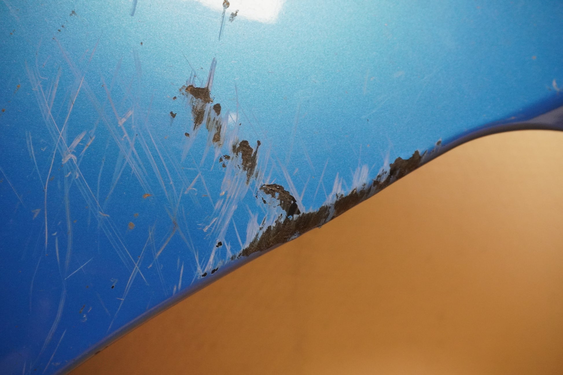 Snett nerifrån på Sidkåpa från en Suzuki GSX-R 1000 -2001 motorcykel.