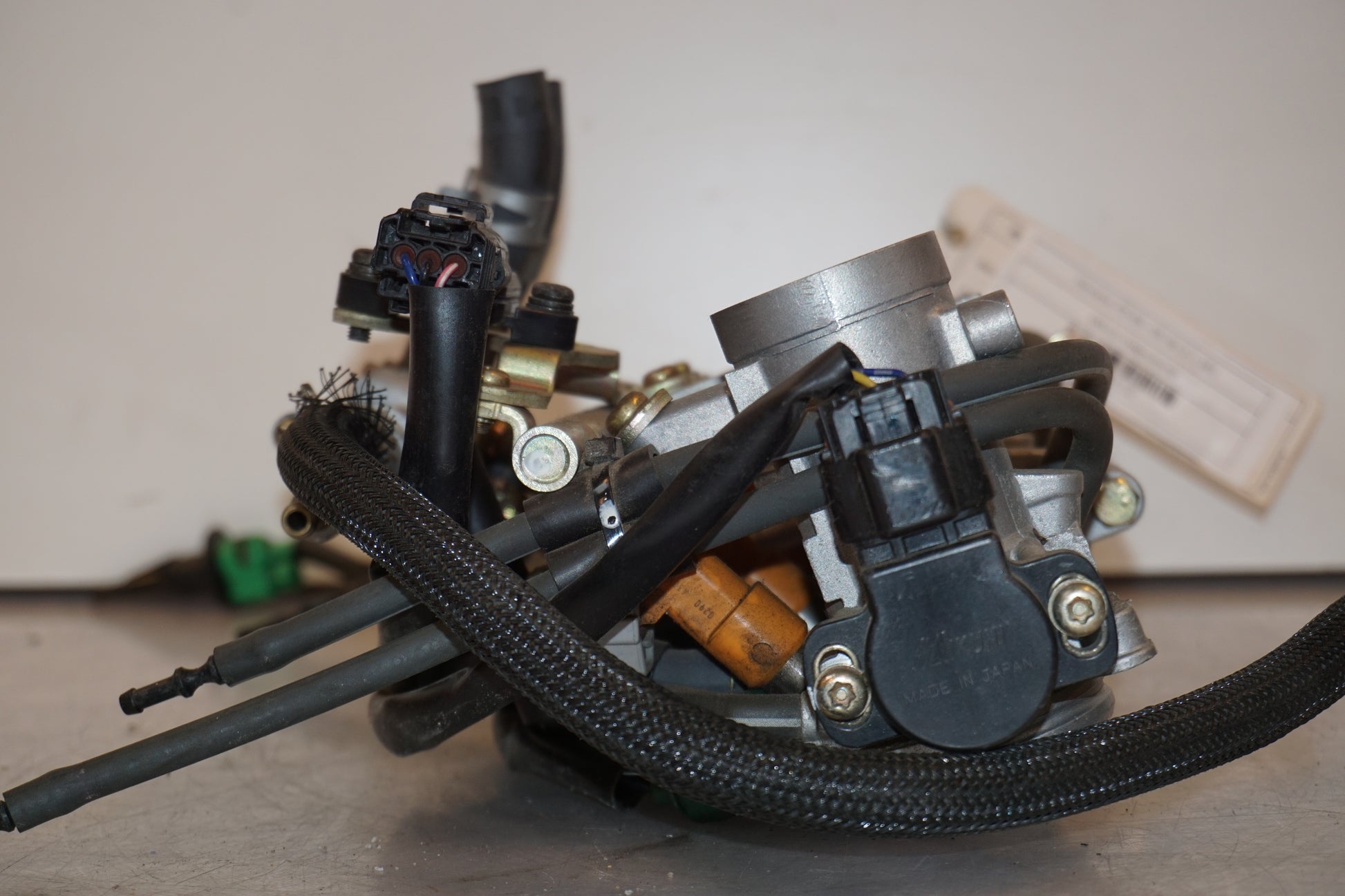 Snett nerifrån på Spjällhus från en Yamaha FZ-6 -2005 motorcykel.