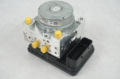 Framsidan på ABS Modulator från en BMW R 1200 GS -2014 motorcykel.