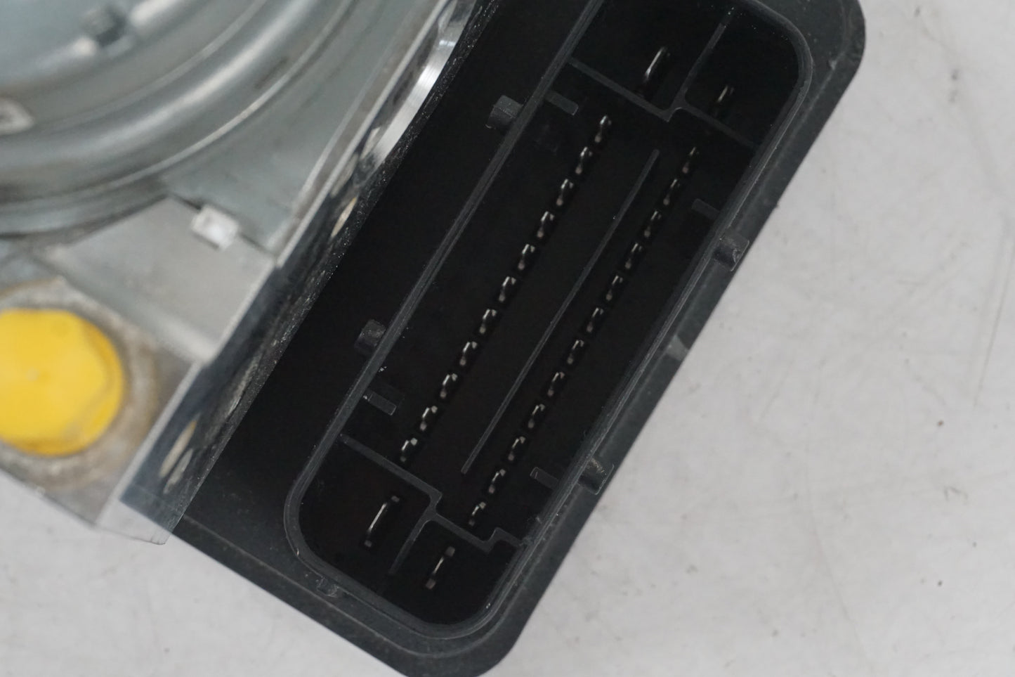 Höger sida på ABS Modulator från en BMW R 1200 GS -2014 motorcykel.