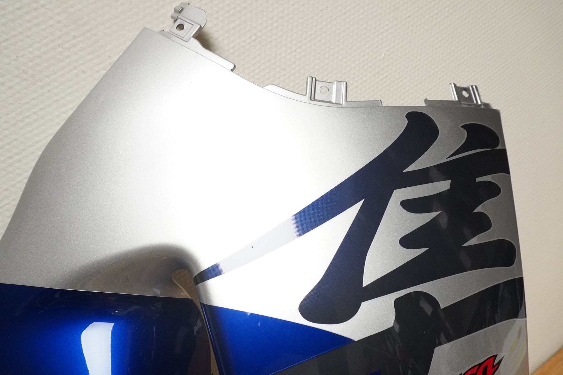 Höger sida på Sidkåpa från en Suzuki GSX 1300 R -2002 motorcykel.