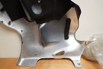 Snett uppifrån på Sidkåpa från en Suzuki GSX 1300 R -2002 motorcykel.