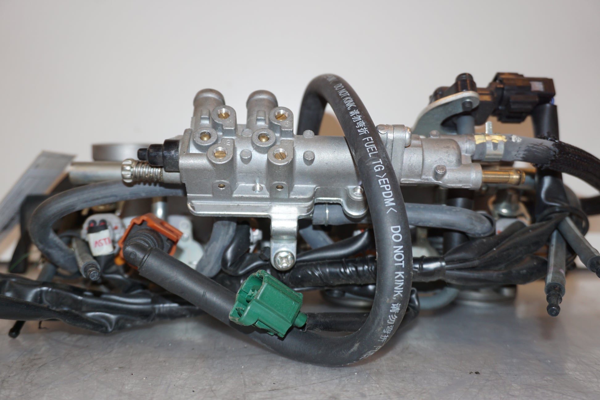 Vänster sida på Spjällhus från en Yamaha FZ-6 -2008 motorcykel.