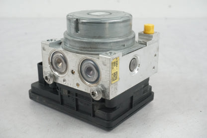 Snett nerifrån på ABS Modulator från en BMW R 1200 GS -2014 motorcykel.