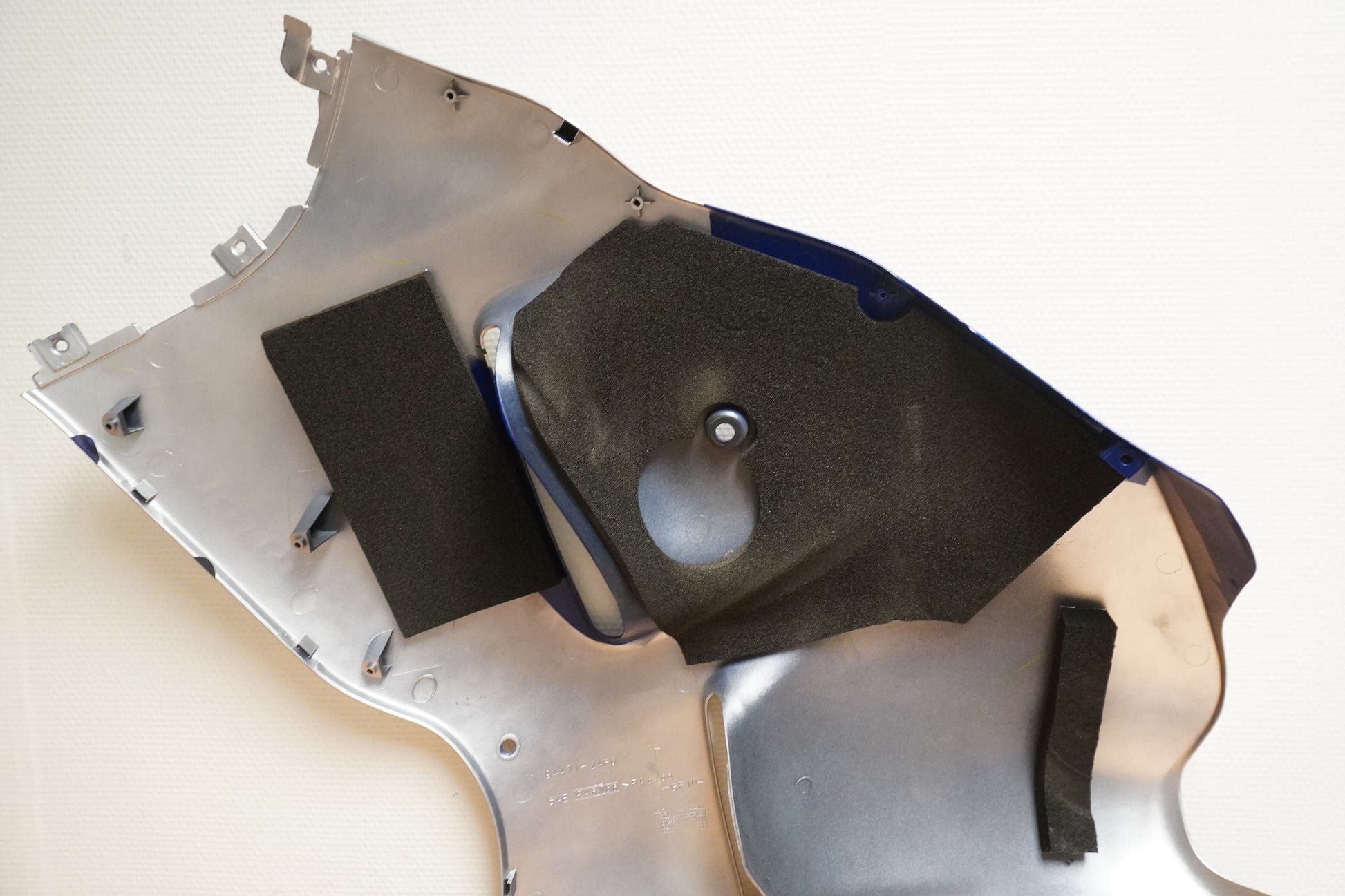 Snett nerifrån på Sidkåpa från en Suzuki GSX 1300 R -2002 motorcykel.