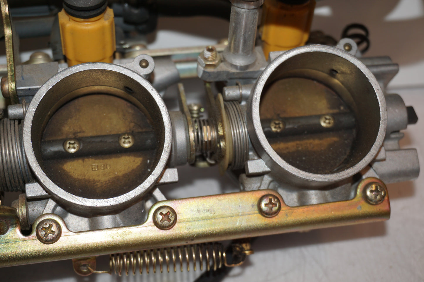 Vänster sida på Spjällhus från en Yamaha FJR 1300 -2001 motorcykel.