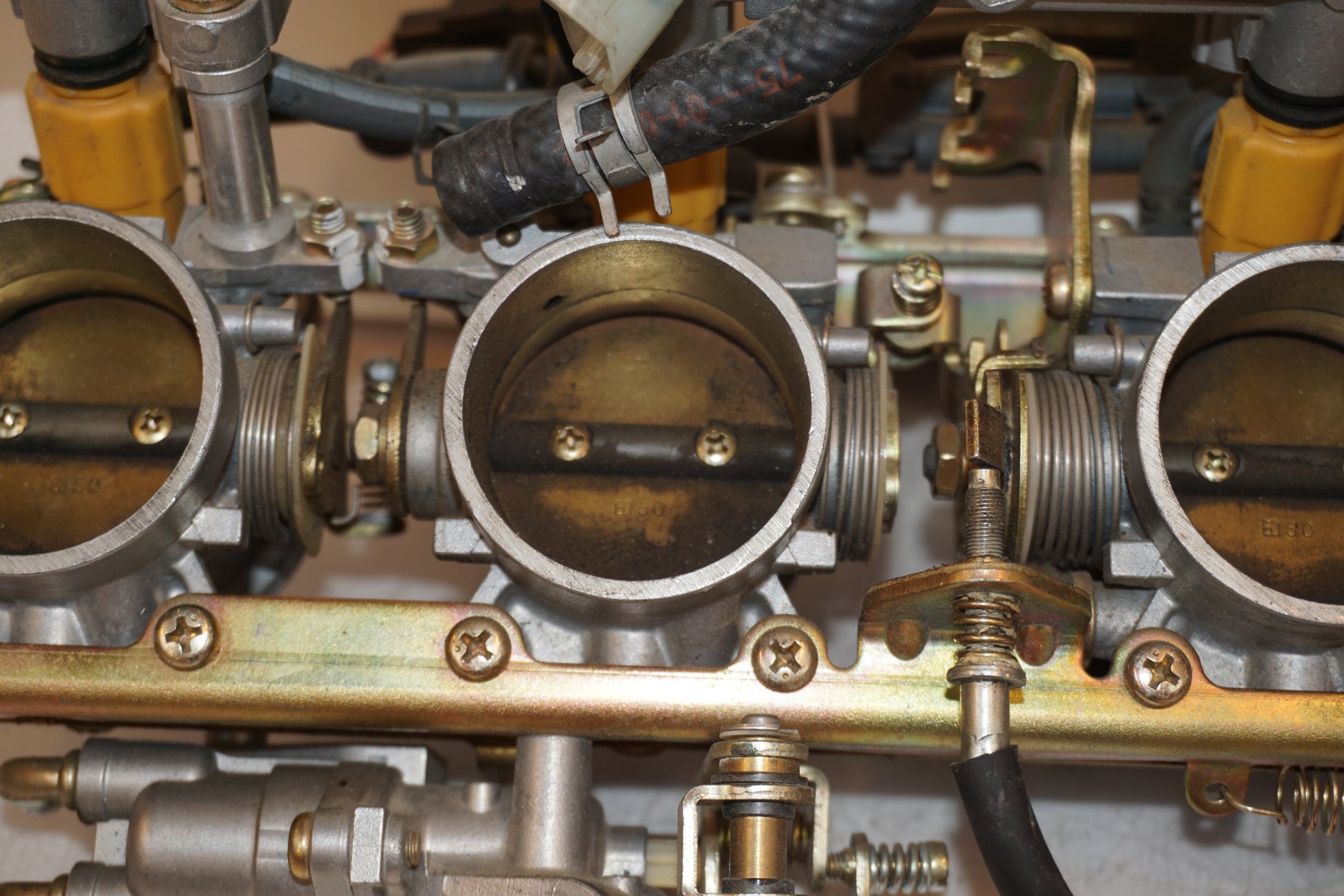 Snett uppifrån på Spjällhus från en Yamaha FJR 1300 -2001 motorcykel.