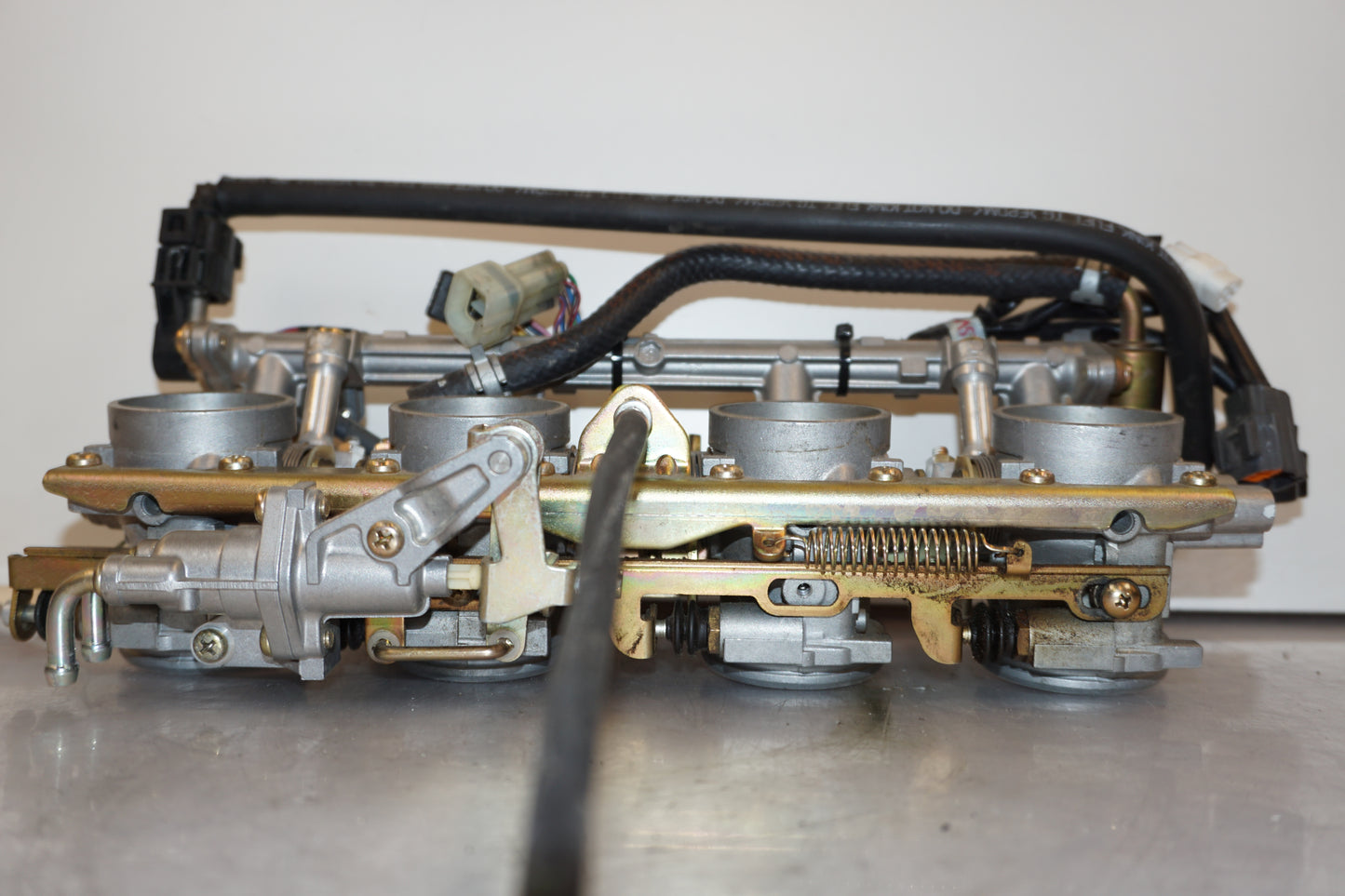 Snett nerifrån på Spjällhus från en Yamaha FJR 1300 -2001 motorcykel.