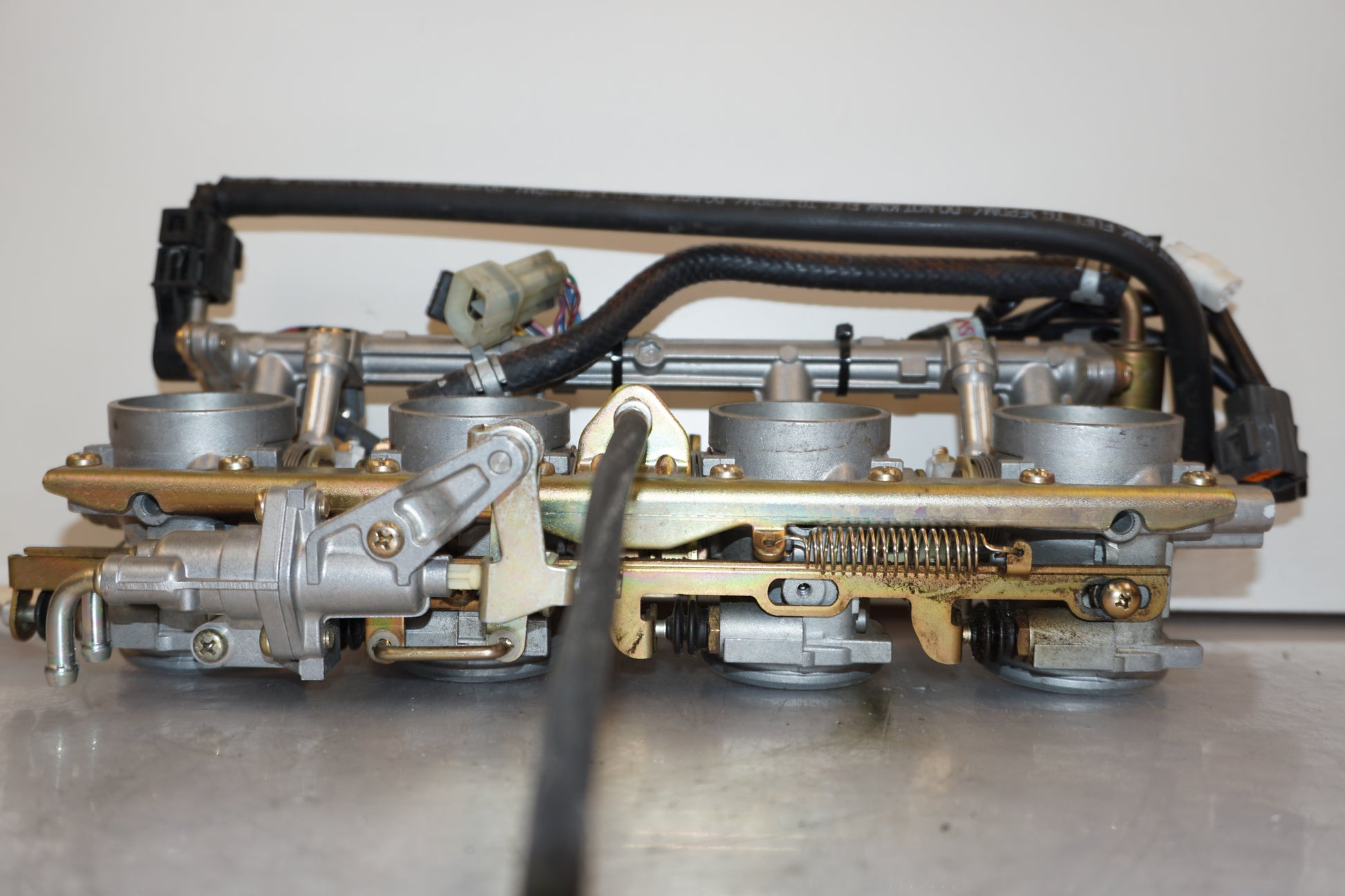 Snett nerifrån på Spjällhus från en Yamaha FJR 1300 -2001 motorcykel.