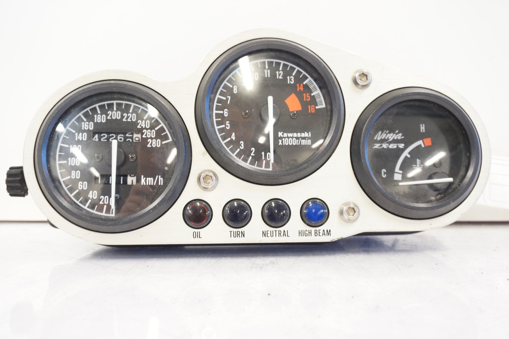 Framsidan på Instrumentpanel från en Kawasaki ZX-6R -1995 motorcykel.