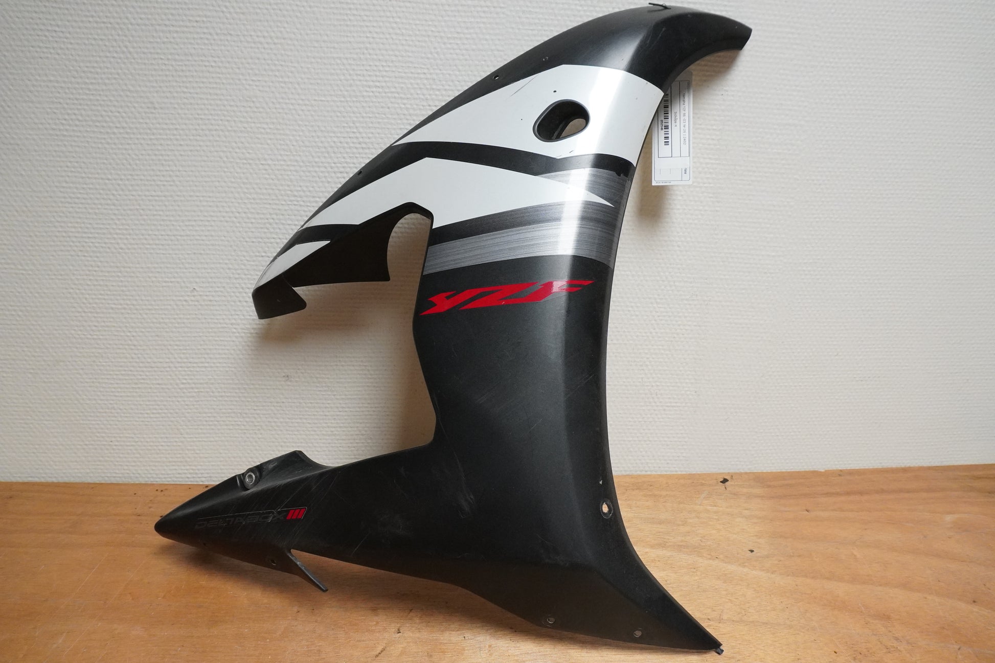 Framsidan på Sidkåpa från en Yamaha YZF R6 -2003 motorcykel.