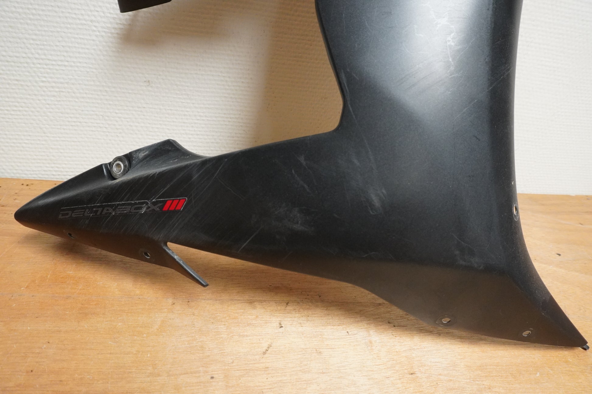 Baksidan på Sidkåpa från en Yamaha YZF R6 -2003 motorcykel.