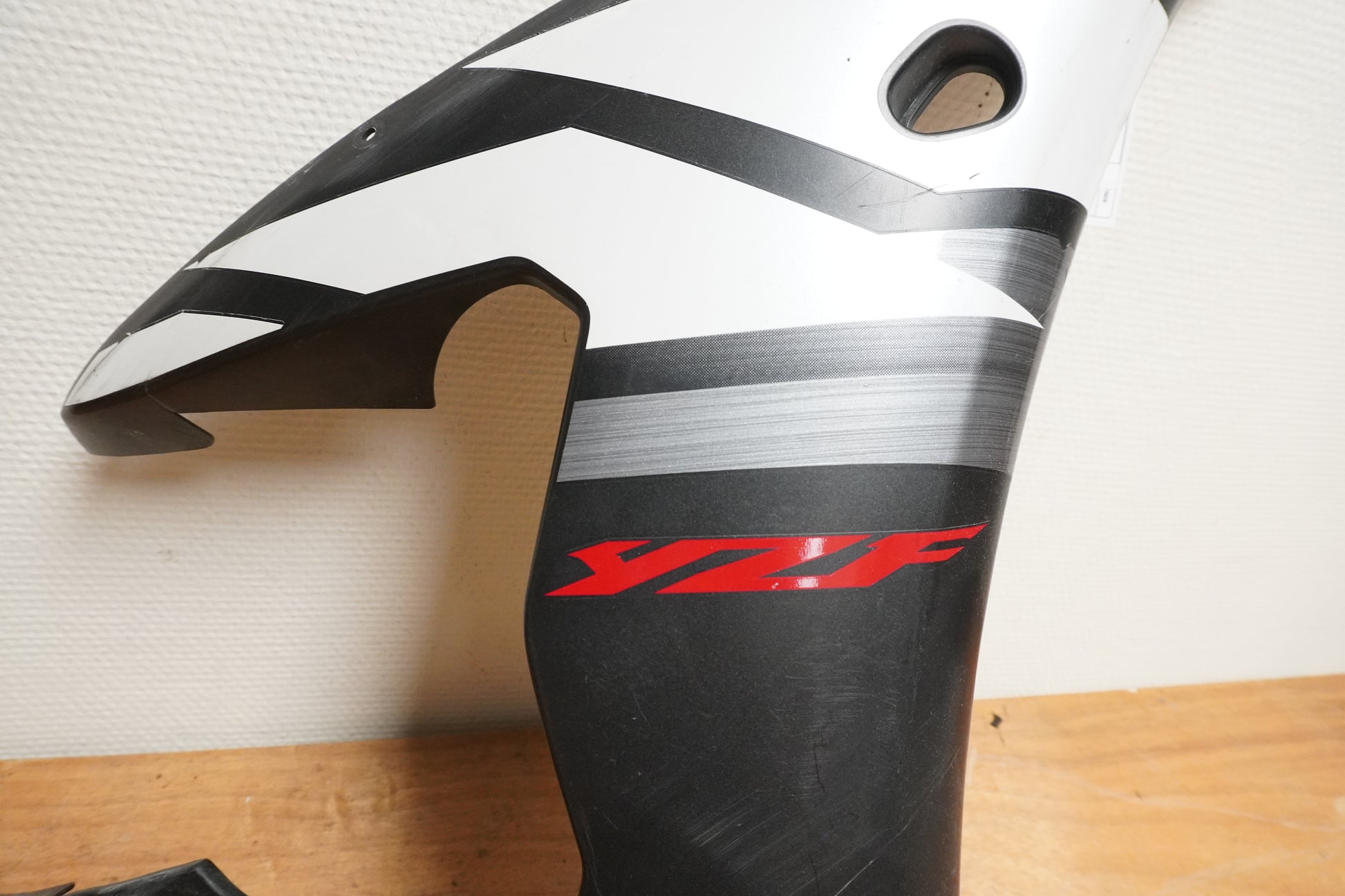 Höger sida på Sidkåpa från en Yamaha YZF R6 -2003 motorcykel.
