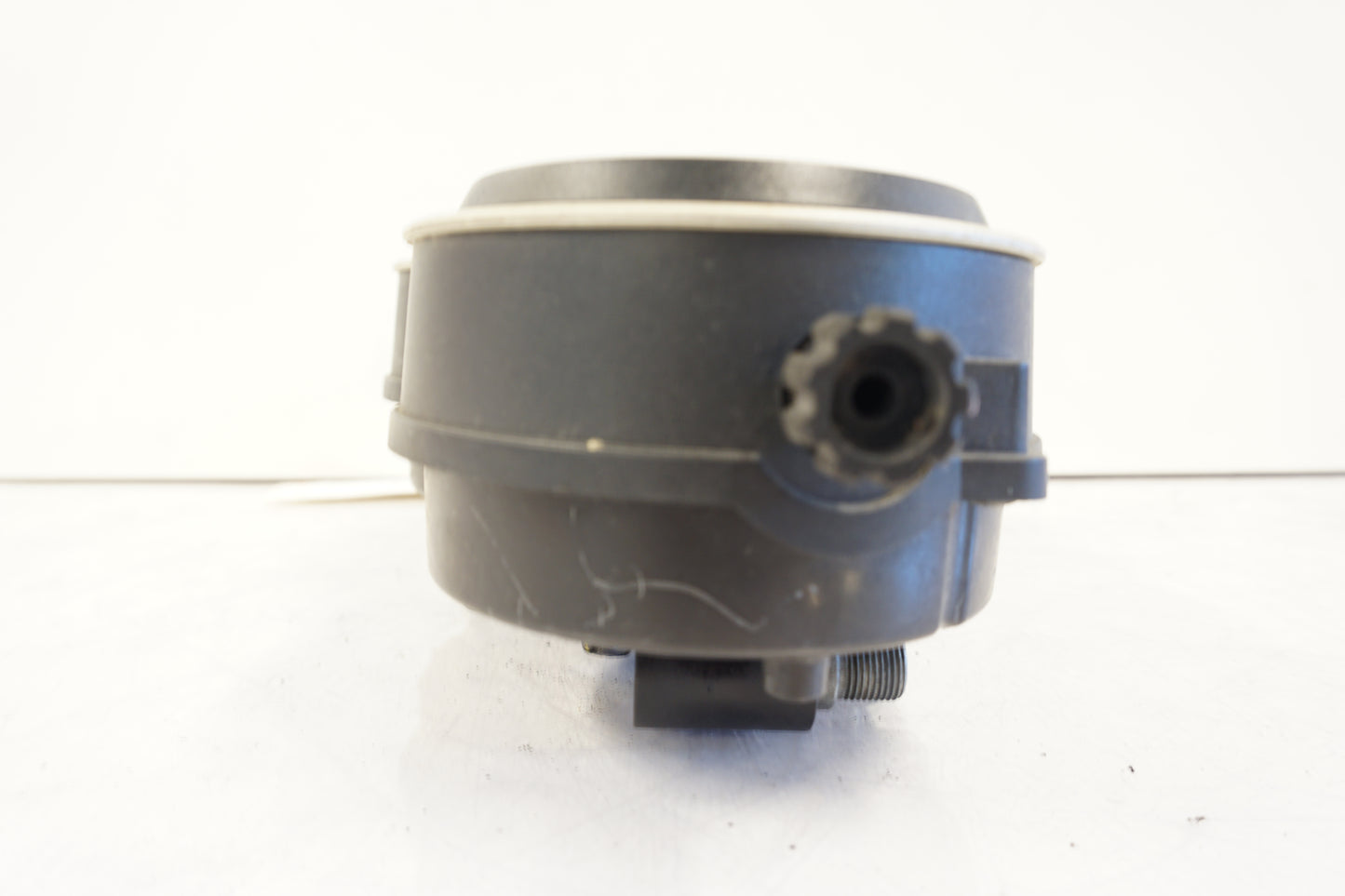 Snett uppifrån på Instrumentpanel från en Kawasaki ZX-6R -1995 motorcykel.