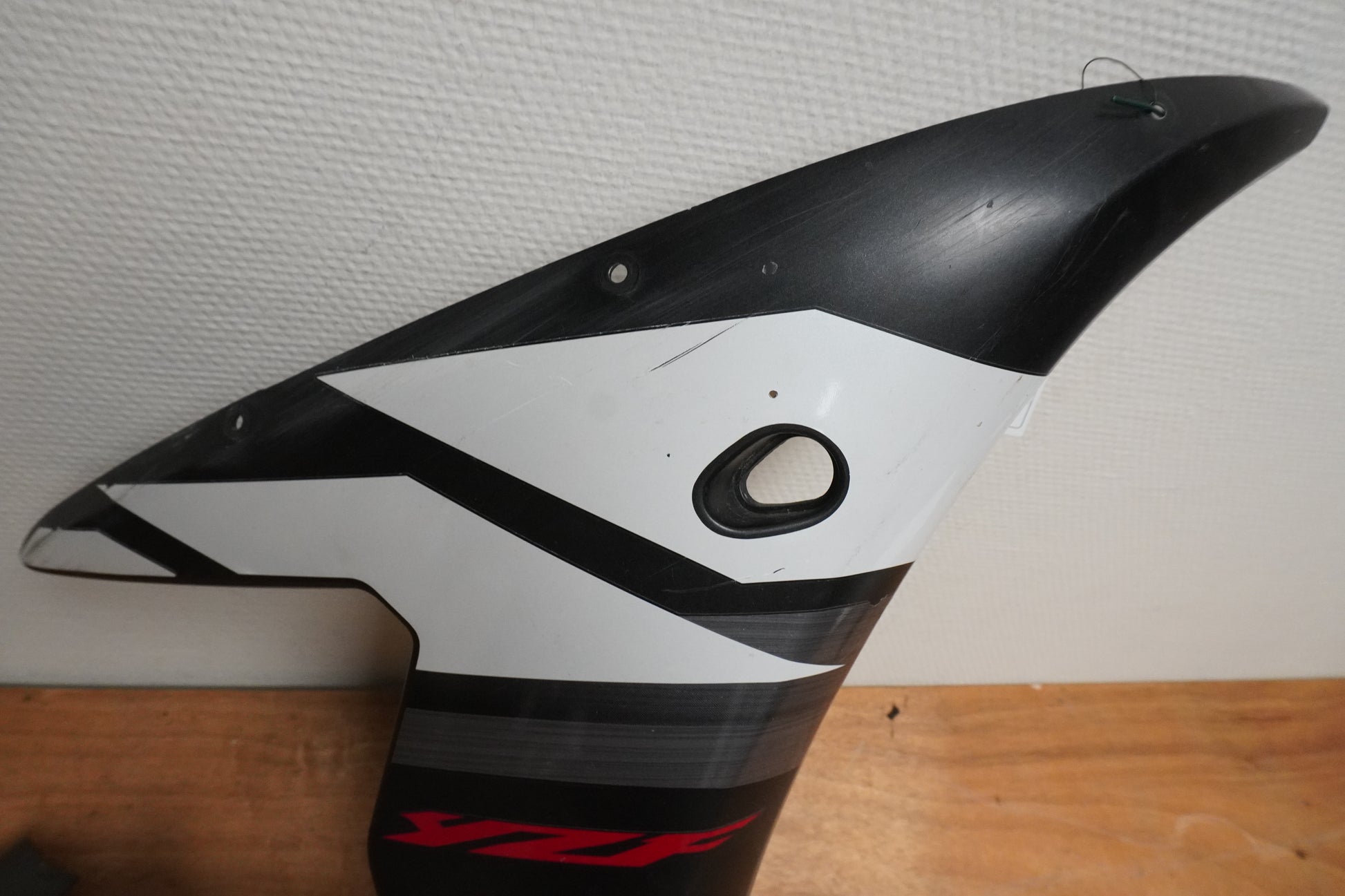 Vänster sida på Sidkåpa från en Yamaha YZF R6 -2003 motorcykel.