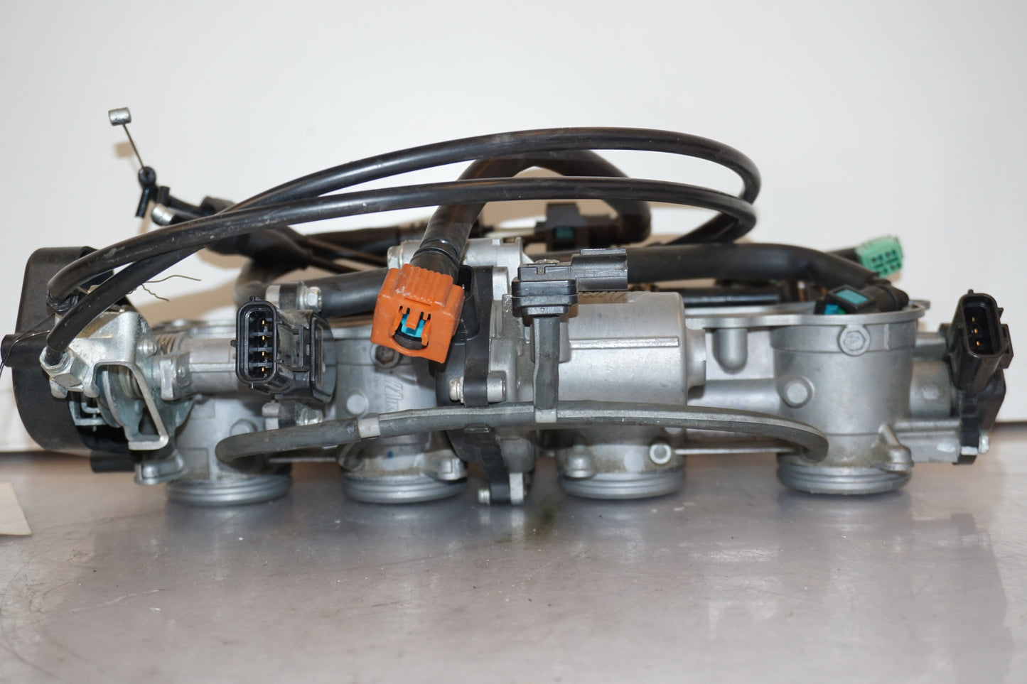 Vänster sida på Spjällhus från en Yamaha YZF 1000 R1 -2009 motorcykel.