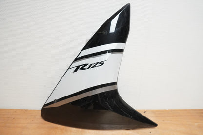 Framsidan på Sidkåpa från en Yamaha YZF-R 125 -2010 motorcykel.