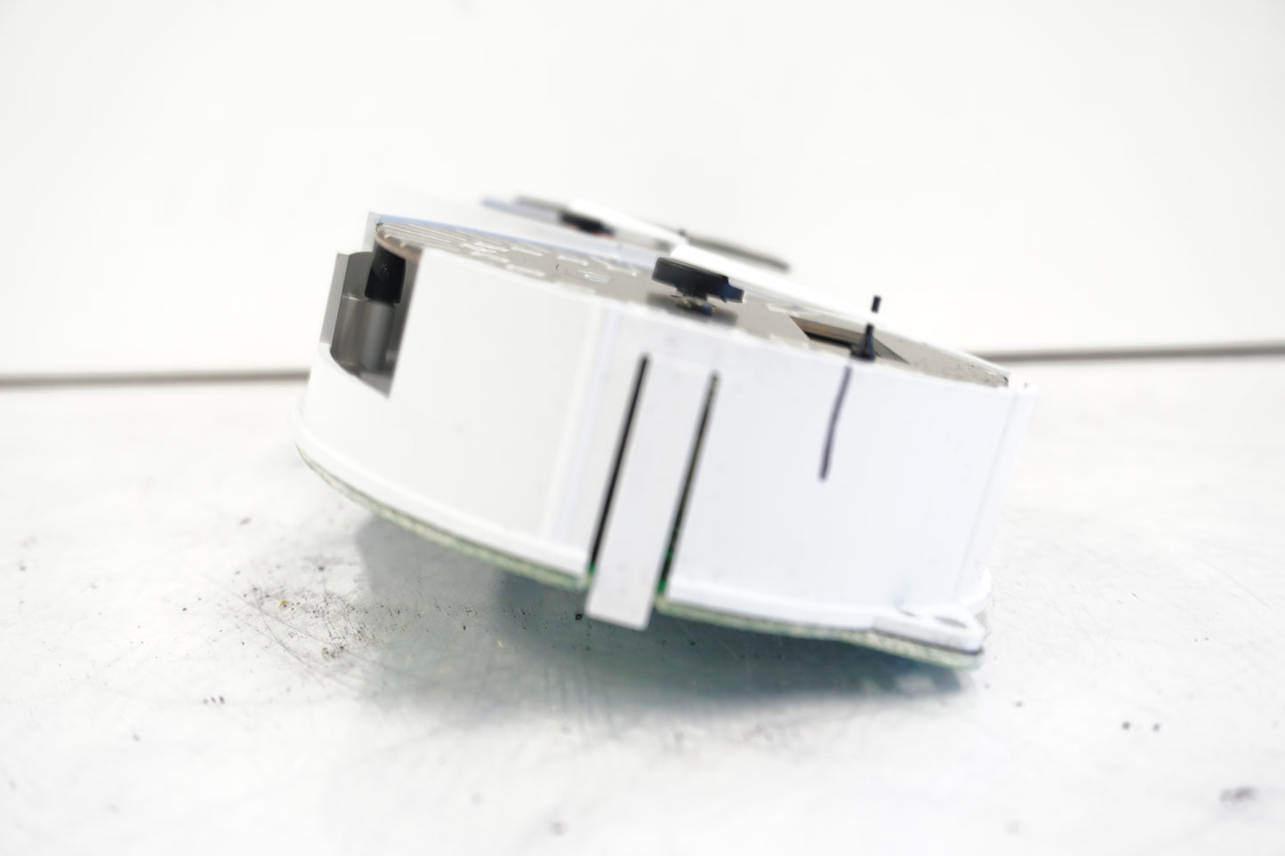 Snett uppifrån på Instrumentpanel från en Kawasaki ZX-6R -1999 motorcykel.