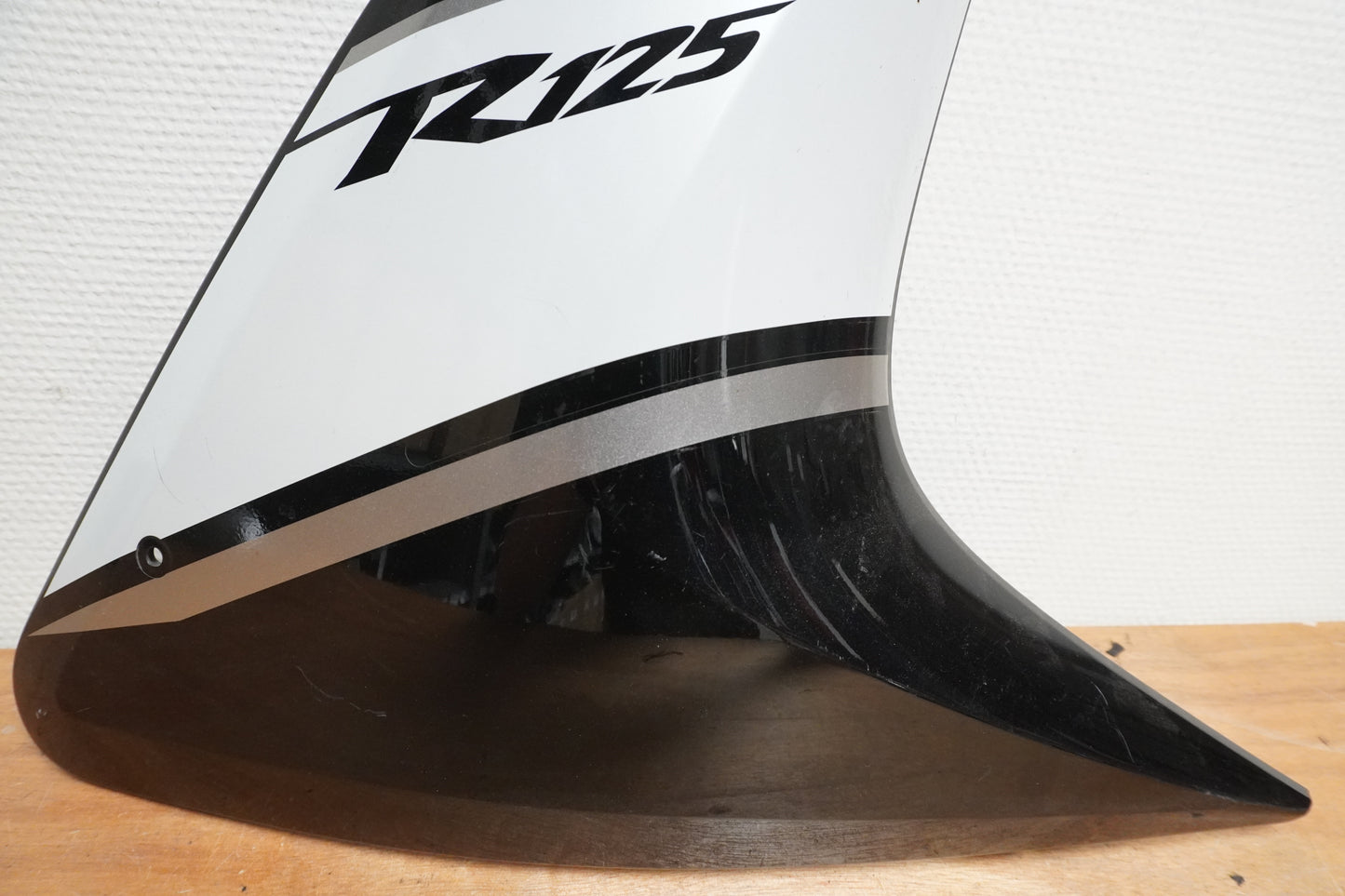 Baksidan på Sidkåpa från en Yamaha YZF-R 125 -2010 motorcykel.