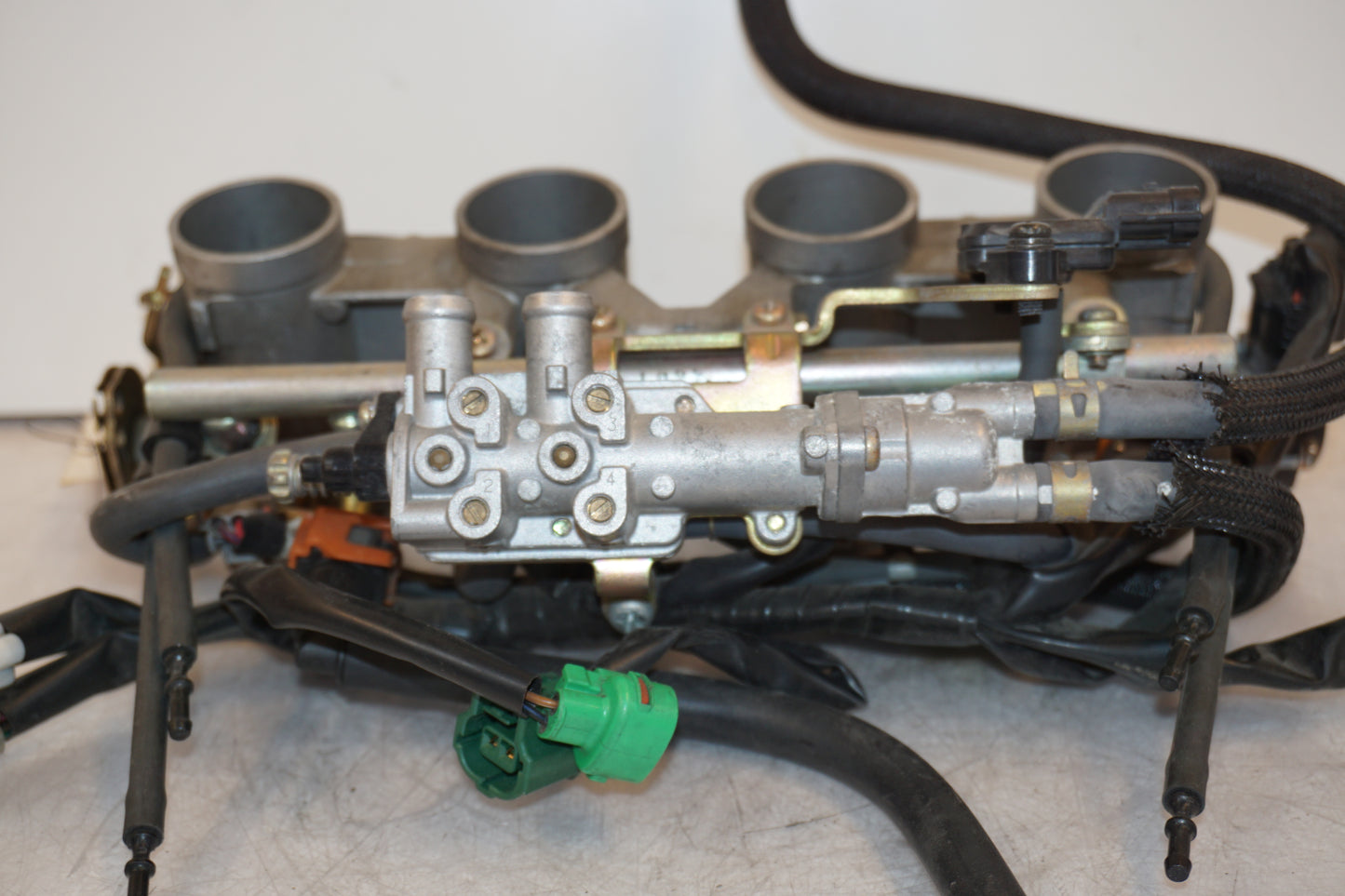 Vänster sida på Spjällhus från en Yamaha FZ-6 -2005 motorcykel.