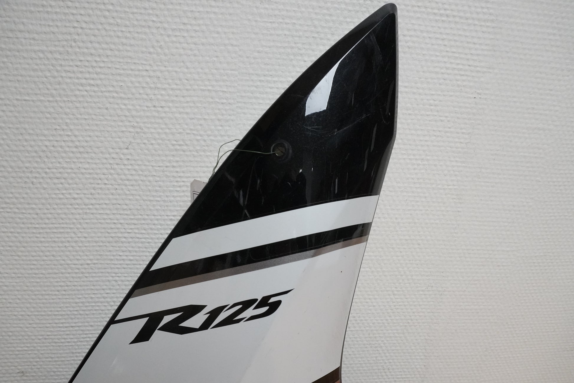 Höger sida på Sidkåpa från en Yamaha YZF-R 125 -2010 motorcykel.