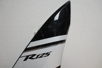 Höger sida på Sidkåpa från en Yamaha YZF-R 125 -2010 motorcykel.