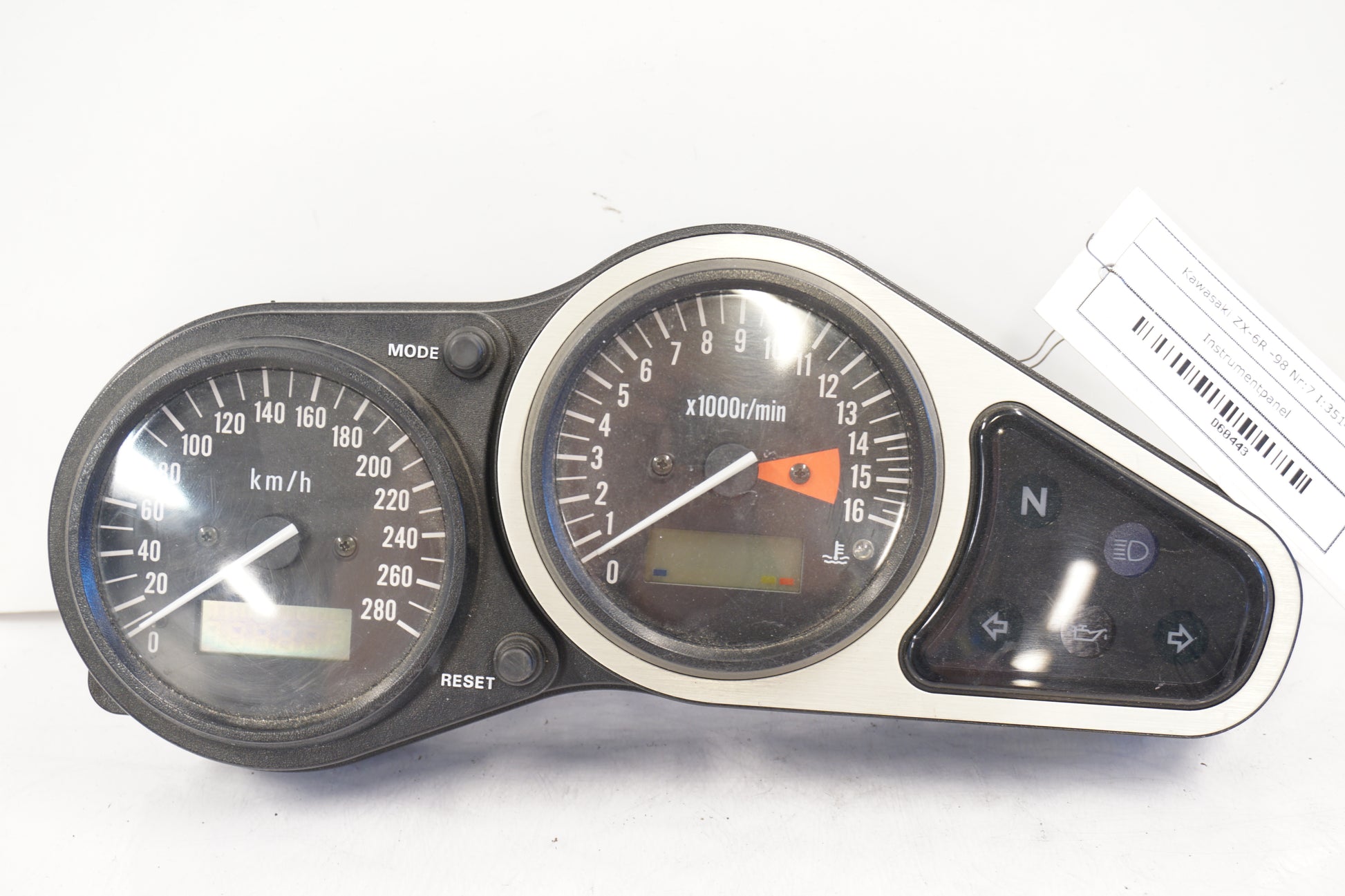 Framsidan på Instrumentpanel från en Kawasaki ZX-6R -1998 motorcykel.