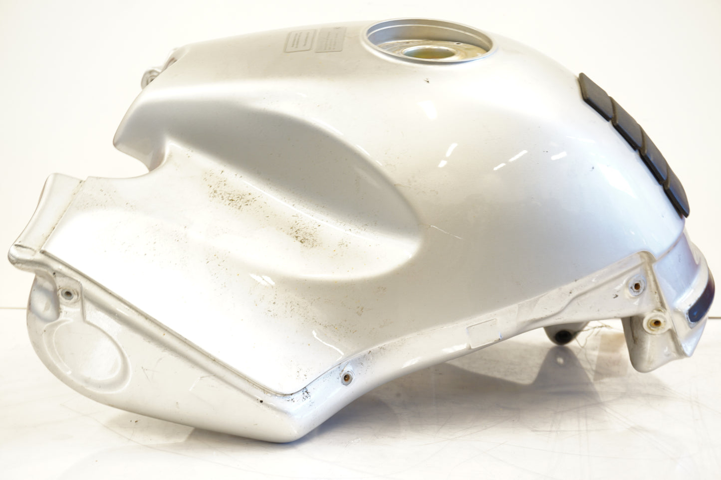 Vänster sida på Bensintank från en BMW R 1150 RS -2002 motorcykel.