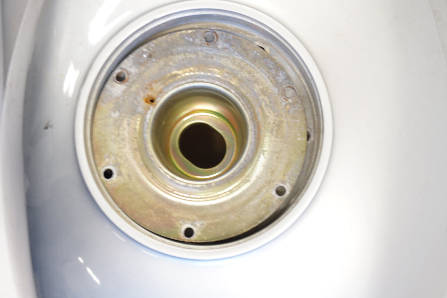 Snett uppifrån på Bensintank från en BMW R 1150 RS -2002 motorcykel.