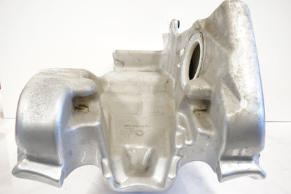 Snett nerifrån på Bensintank från en BMW R 1150 RS -2002 motorcykel.