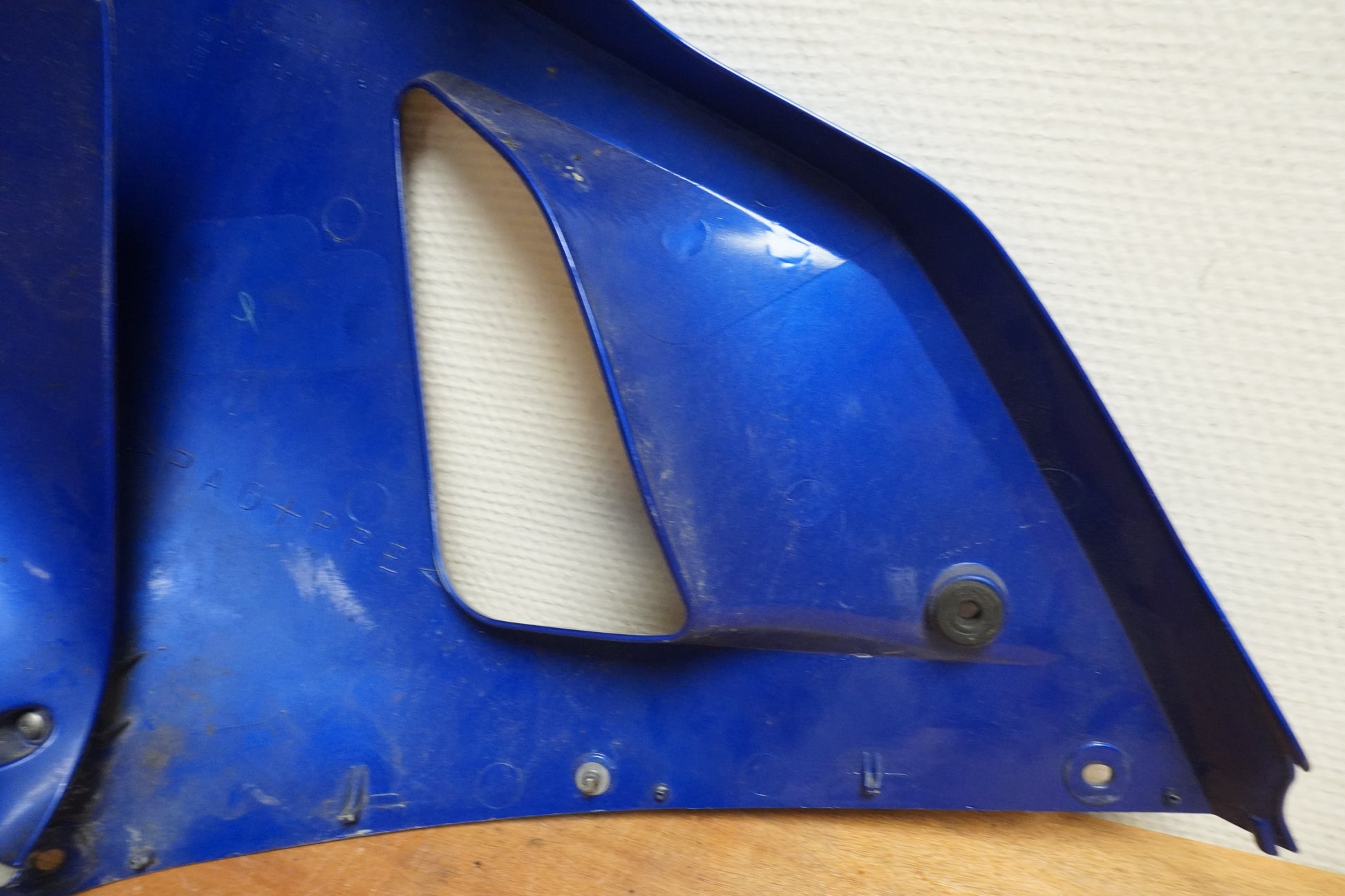 Snett nerifrån på Sidkåpa från en Yamaha YZF 1000 R1 -1999 motorcykel.