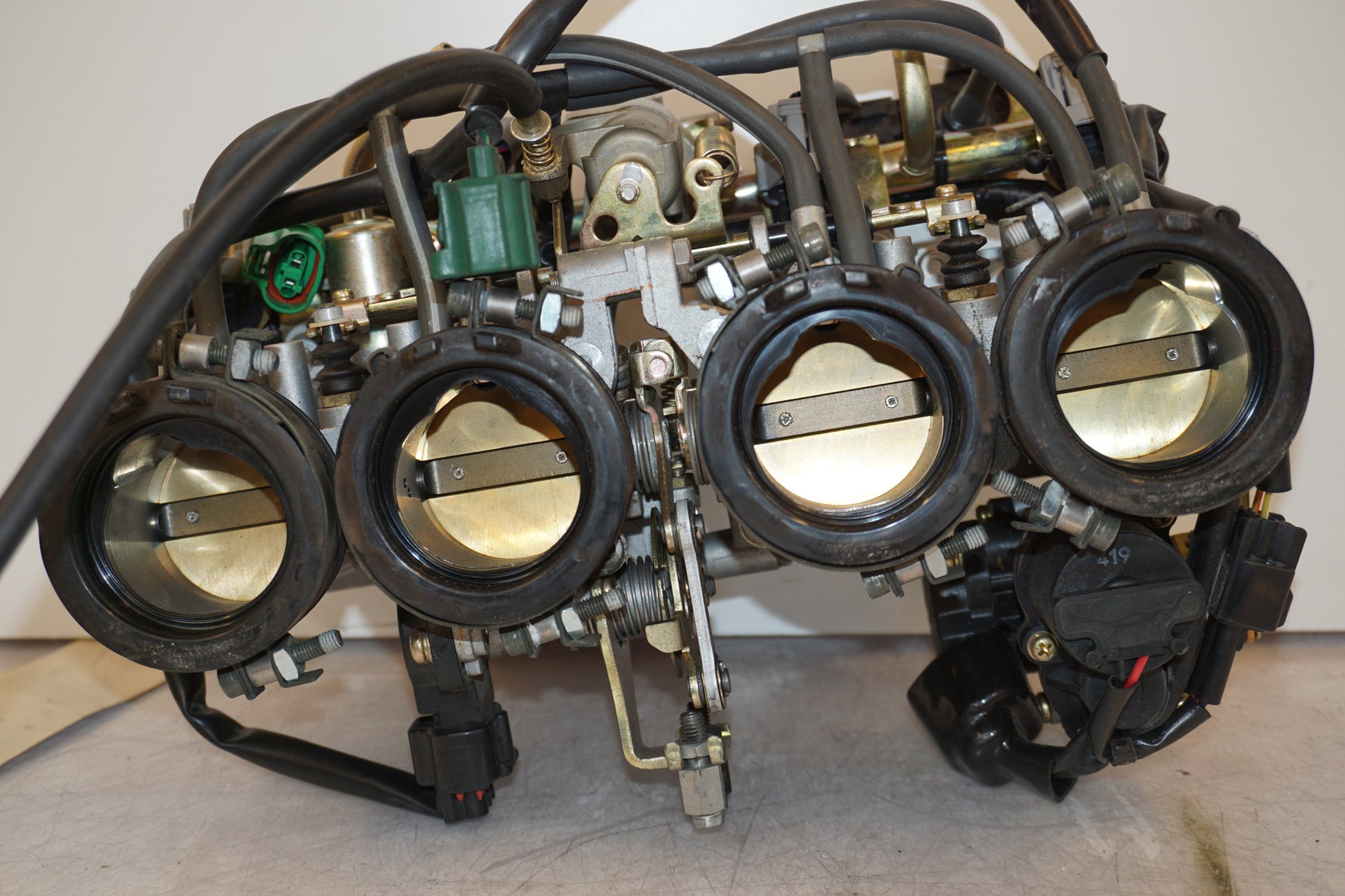 Höger sida på Insprutbrygga från en Yamaha YZF 1000 R1 -2004 motorcykel.