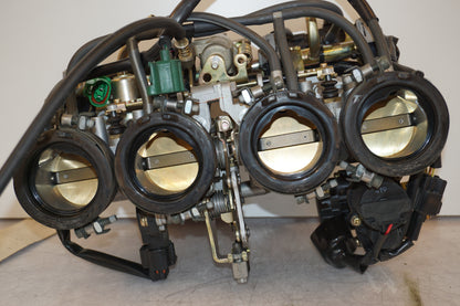 Höger sida på Insprutbrygga från en Yamaha YZF 1000 R1 -2004 motorcykel.