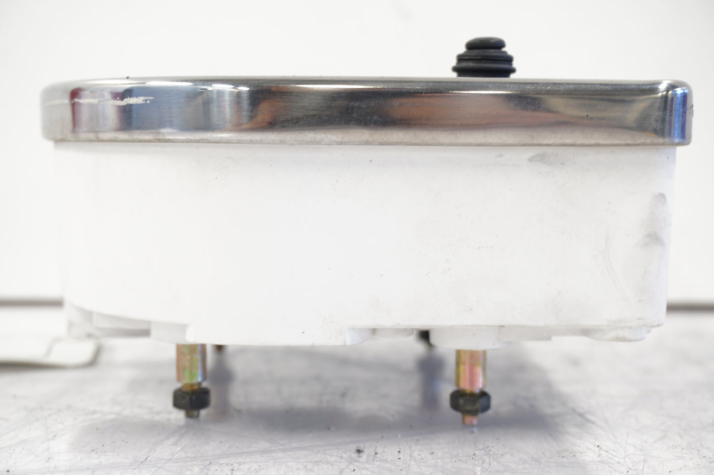 Snett uppifrån på Instrumentpanel från en Suzuki VL 1500 -1998 motorcykel.