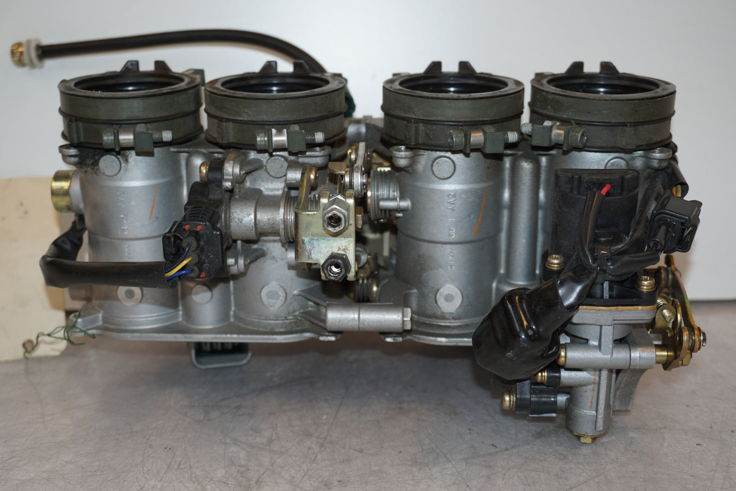 Vänster sida på Insprutbrygga från en Yamaha YZF 1000 R1 -2004 motorcykel.