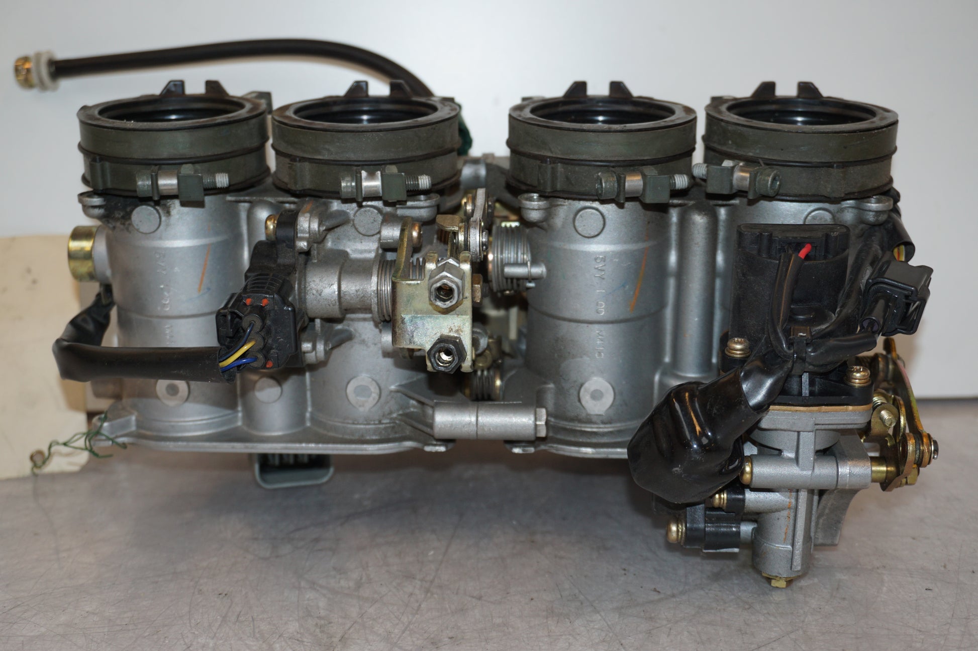 Vänster sida på Insprutbrygga från en Yamaha YZF 1000 R1 -2004 motorcykel.