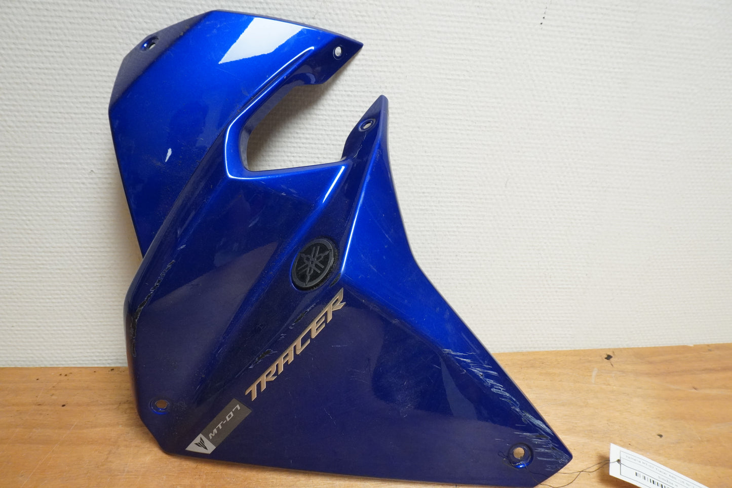 Framsidan på Sidkåpa från en Yamaha MT-07 Tracer -2016 motorcykel.