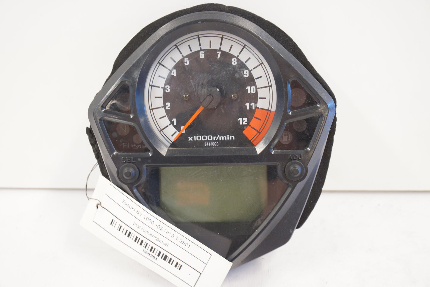 Framsidan på Instrumentpanel från en Suzuki SV 1000 -2005 motorcykel.