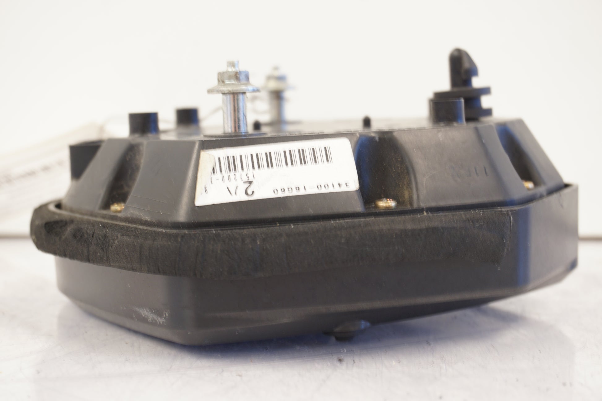 Snett uppifrån på Instrumentpanel från en Suzuki SV 1000 -2005 motorcykel.