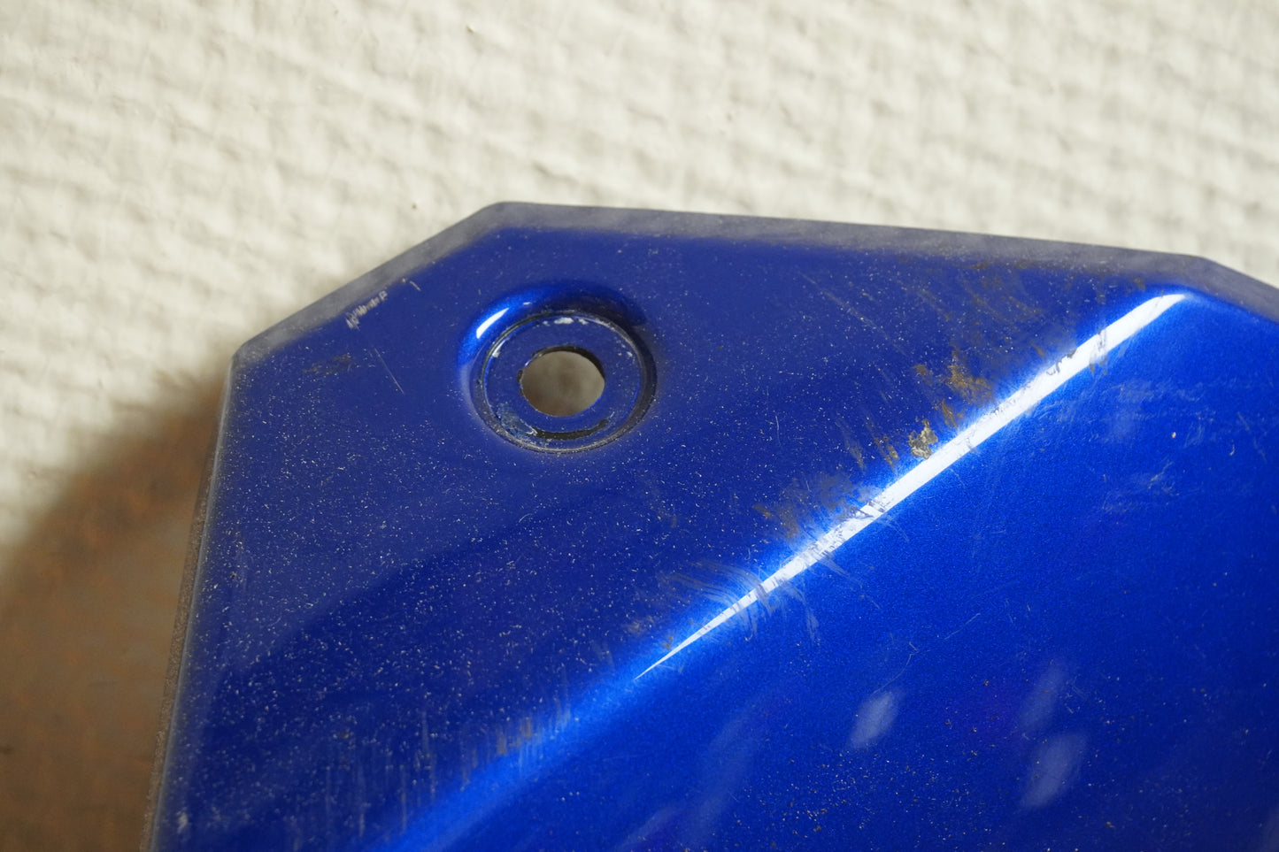 Snett nerifrån på Sidkåpa från en Yamaha MT-07 Tracer -2016 motorcykel.