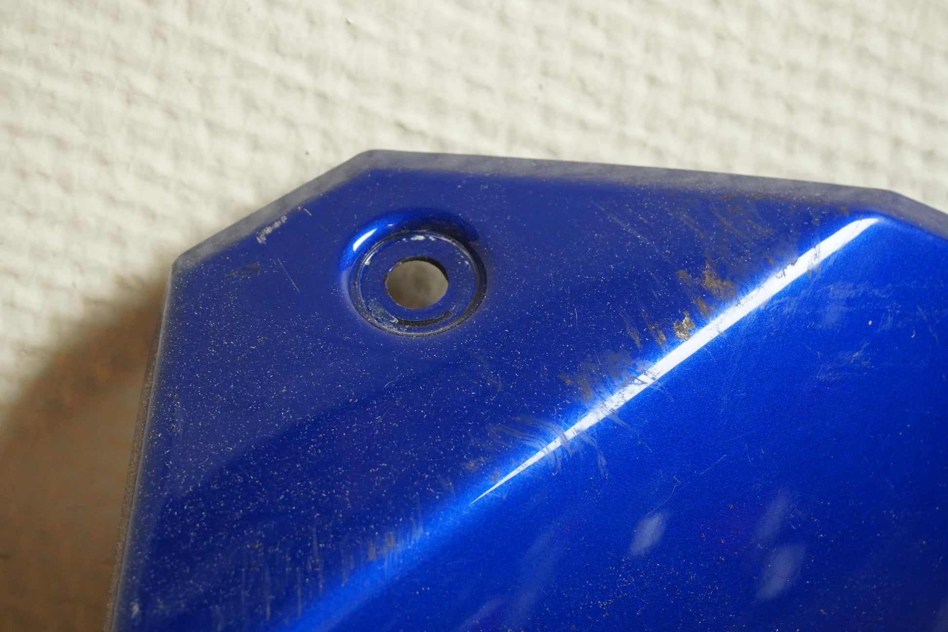 Snett nerifrån på Sidkåpa från en Yamaha MT-07 Tracer -2016 motorcykel.