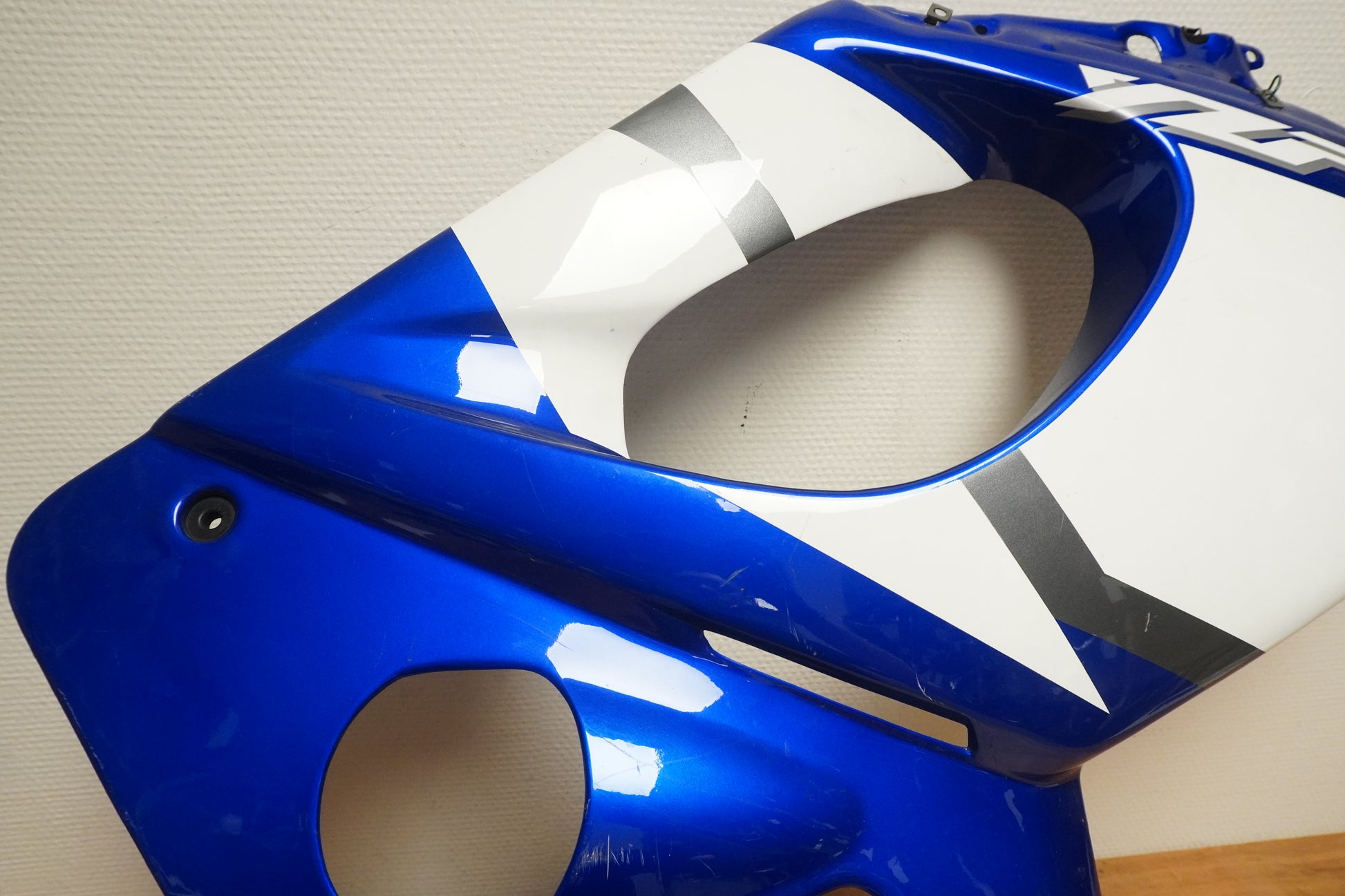 Baksidan på Sidkåpa från en Yamaha YZF 600 R -1997 motorcykel.