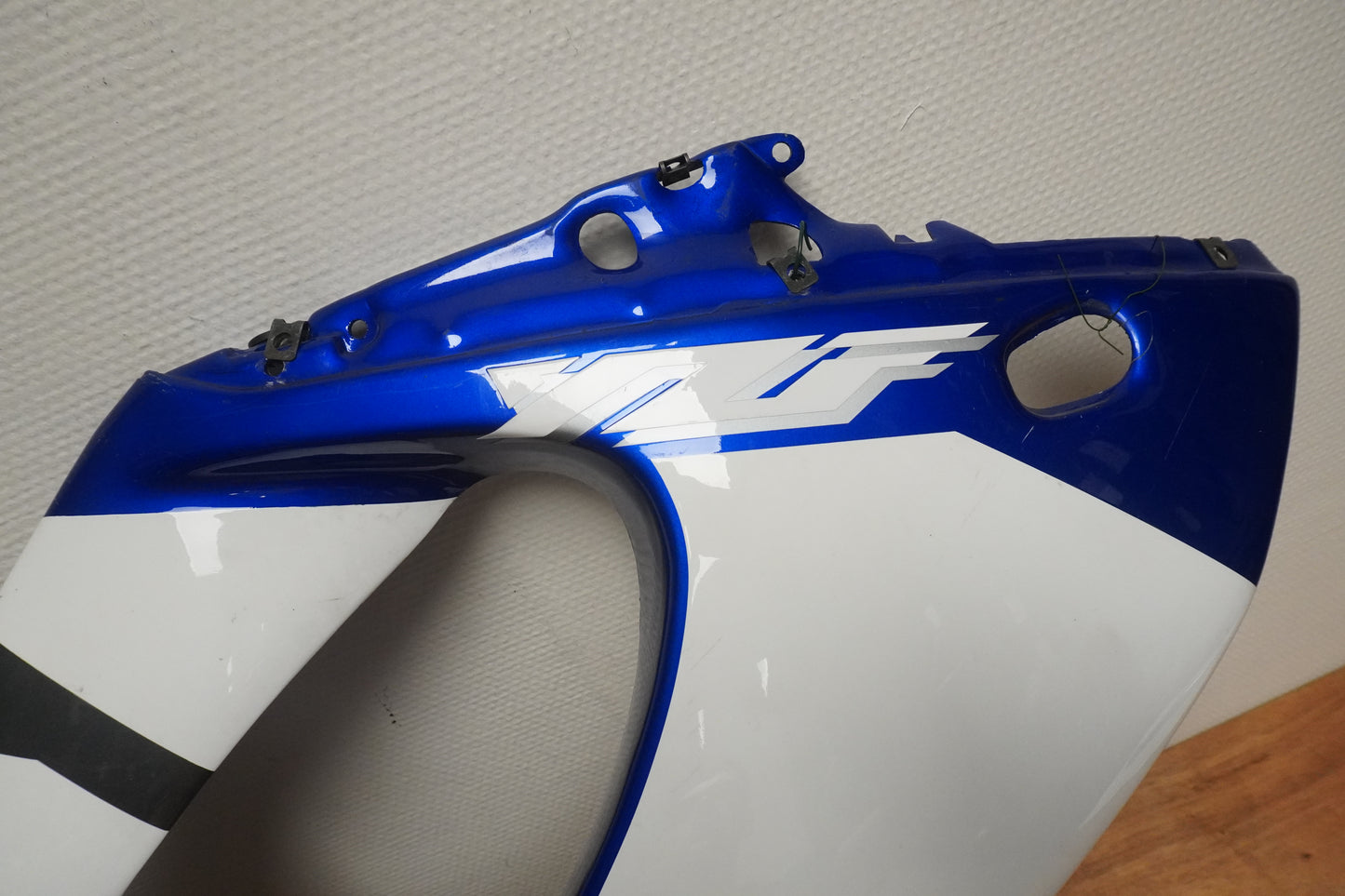 Vänster sida på Sidkåpa från en Yamaha YZF 600 R -1997 motorcykel.