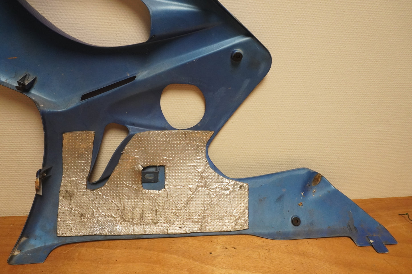 Snett uppifrån på Sidkåpa från en Yamaha YZF 600 R -1997 motorcykel.