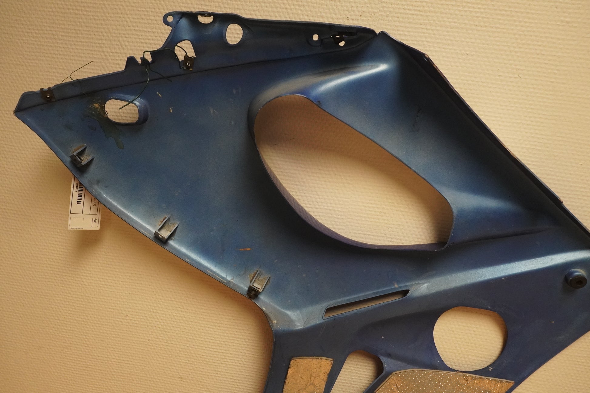 Snett nerifrån på Sidkåpa från en Yamaha YZF 600 R -1997 motorcykel.