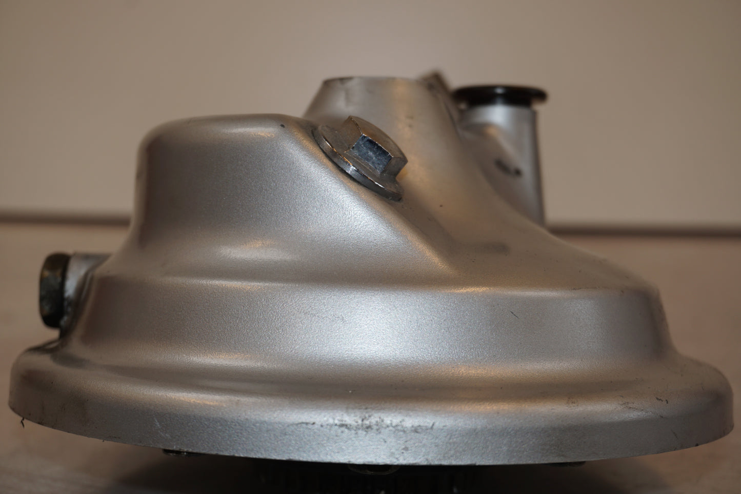 Snett nerifrån på Slutväxel från en Suzuki VL 800 -2001 motorcykel.