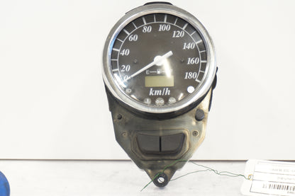 Framsidan på Instrumentpanel från en Suzuki VL 800 -2004 motorcykel.