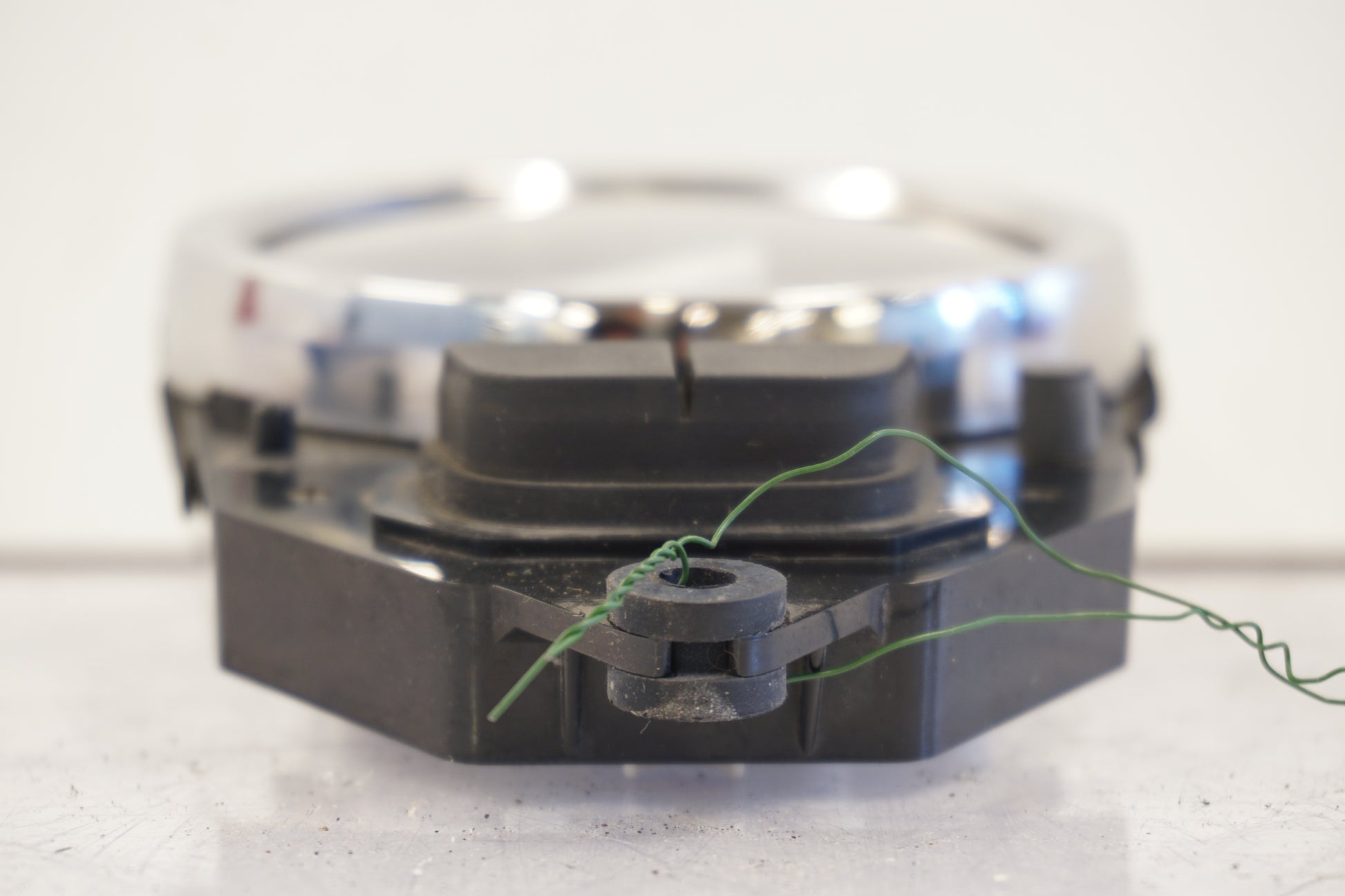 Baksidan på Instrumentpanel från en Suzuki VL 800 -2004 motorcykel.