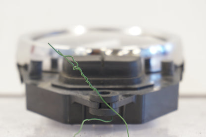 Baksidan på Hastighetsmätare från en Suzuki VL 800 -2003 motorcykel.