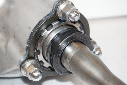 Vänster sida på Slutväxel från en Suzuki VL 800 -2003 motorcykel.